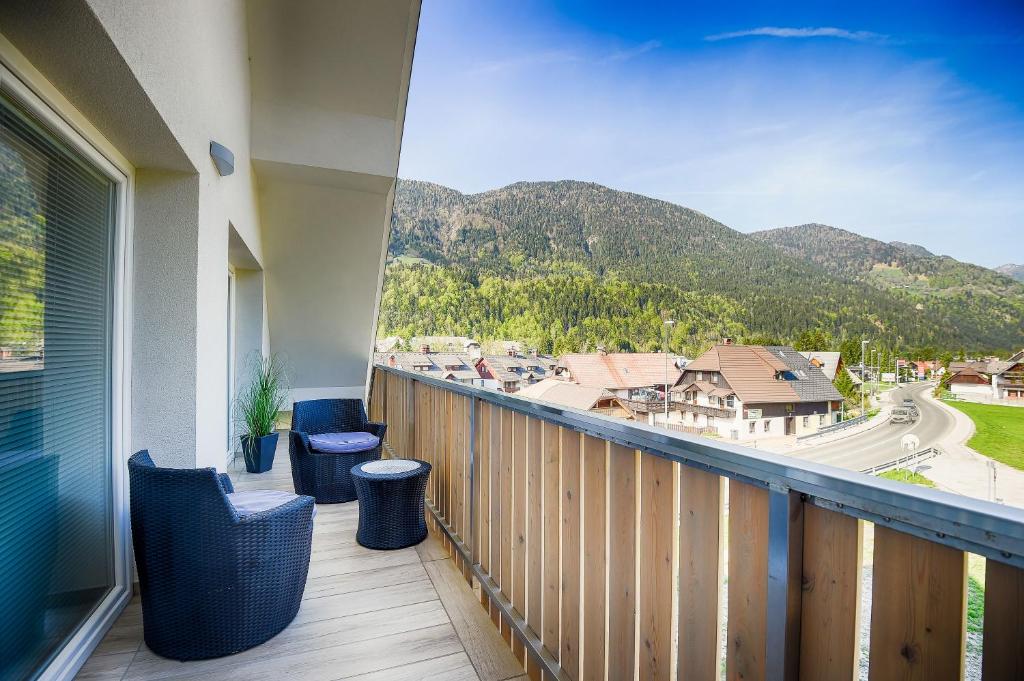 balcón con sillas y vistas a las montañas en Apartments Teja, en Kranjska Gora