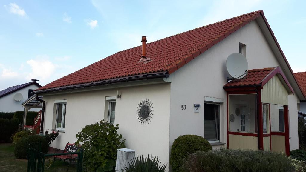 Casa blanca con techo rojo en Haus Sonne,Seeblick 57, en Boiensdorf
