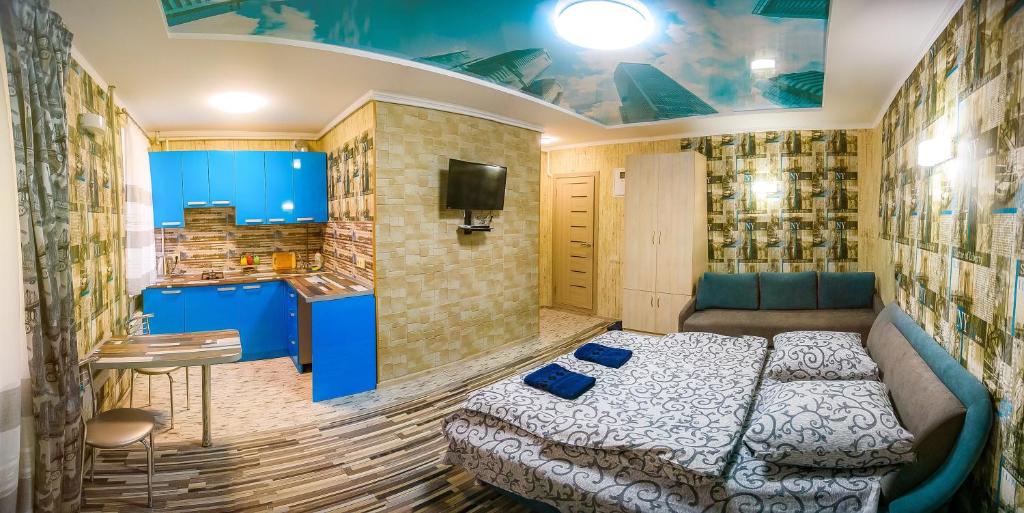 ヘルソンにあるSEA SKY 2019 Newのベッドルーム(ベッド1台、テーブル、テレビ付)