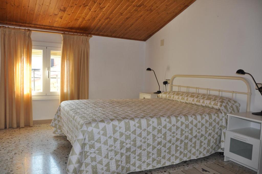 1 dormitorio con cama y ventana en Can Valleta, en Bot