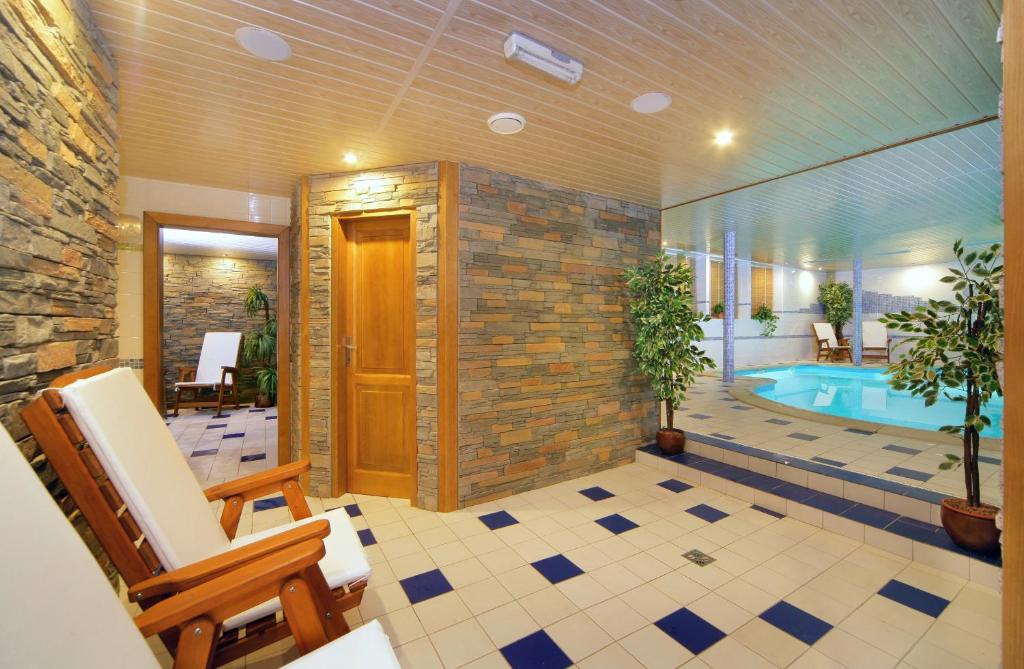 Bazén v ubytování Hotel Spindlerova Bouda nebo v jeho okolí