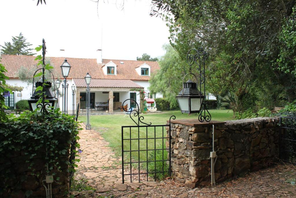 un portail en face d'une maison avec une cour dans l'établissement Quinta do Caçador, à Estremoz