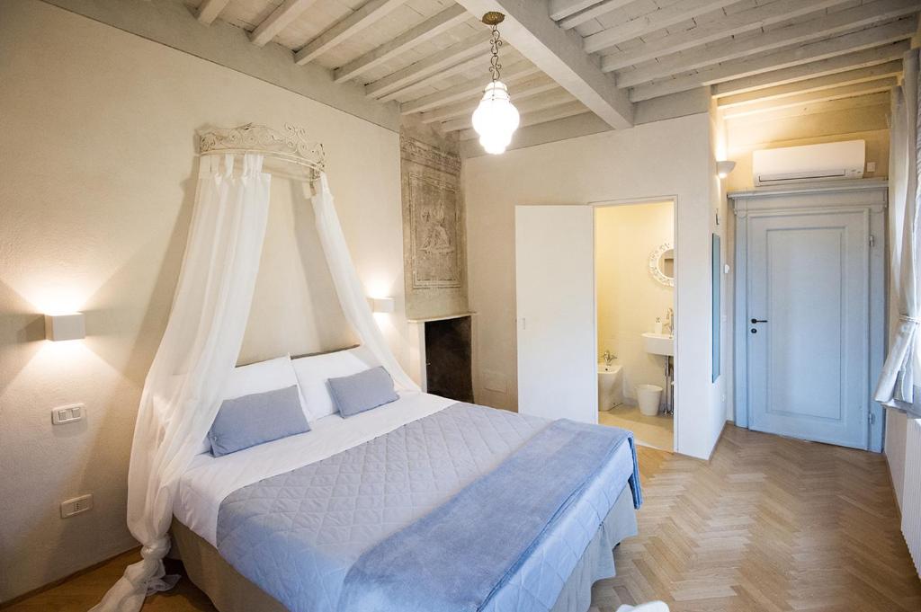 Posteľ alebo postele v izbe v ubytovaní Il Piccolo Cavour Charming House B&B