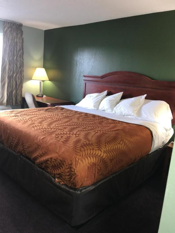 Postel nebo postele na pokoji v ubytování Americas Best Value Inn-Manchester