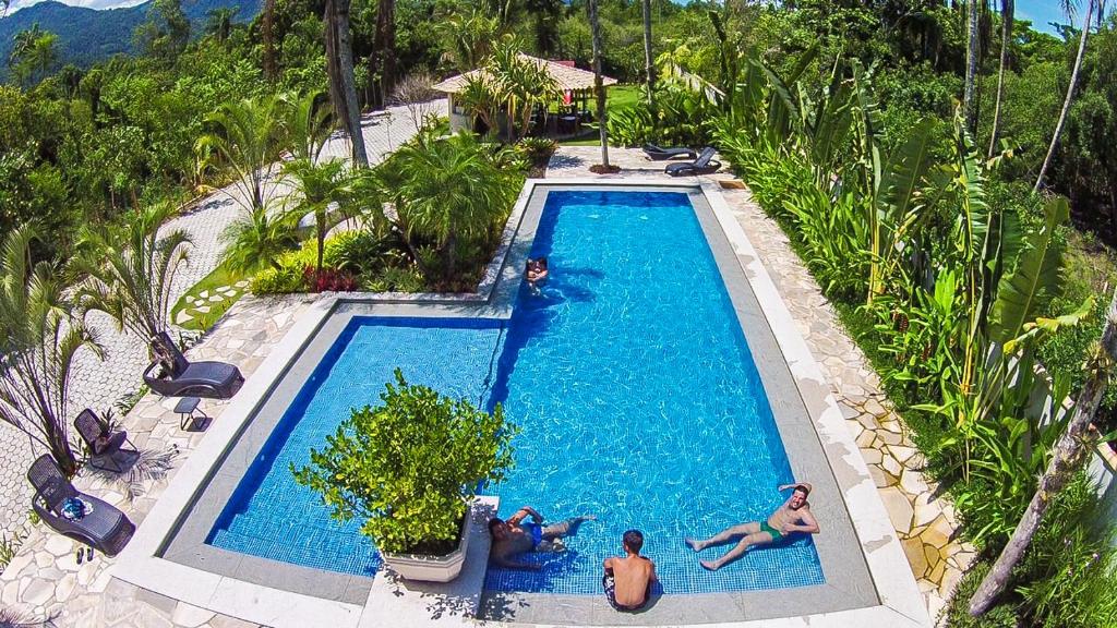 an overhead view of a swimming pool with people in it at Pousada Recanto Jota Ge in Paraty