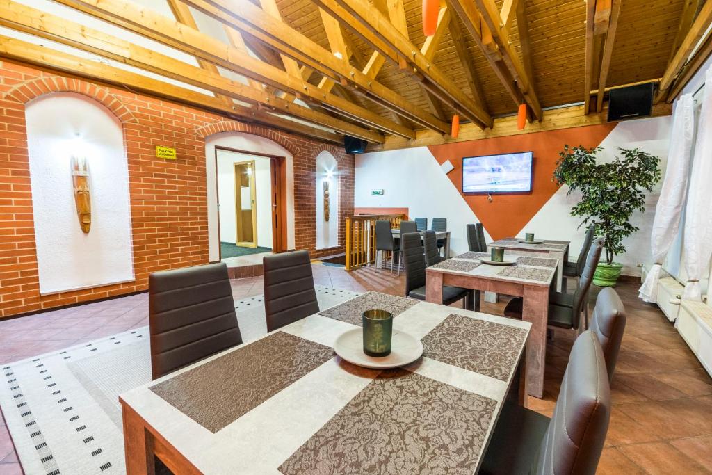 - une salle à manger avec une table et des chaises dans l'établissement Penzion Forest, à Rozvadov