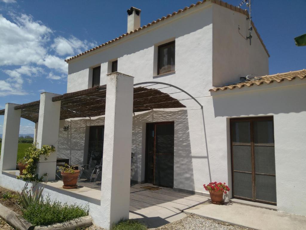 una casa bianca con un patio di fronte di Mas dels Bonos a Deltebre