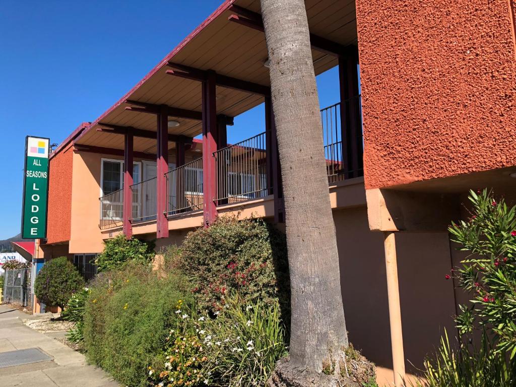 un edificio con balcones al lado de una calle en All Seasons Lodge, en South San Francisco