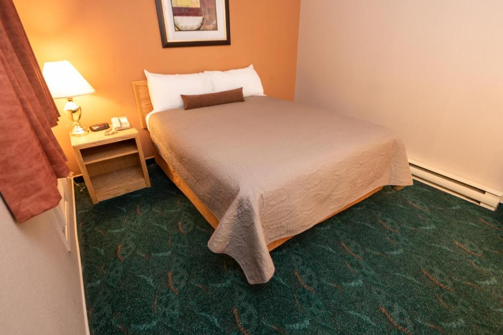 Postel nebo postele na pokoji v ubytování Keystone Motor Inn