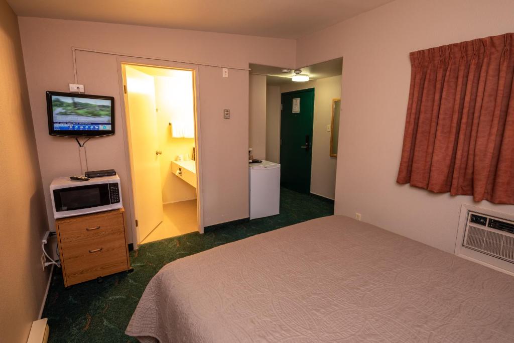 TV a/nebo společenská místnost v ubytování Keystone Motor Inn