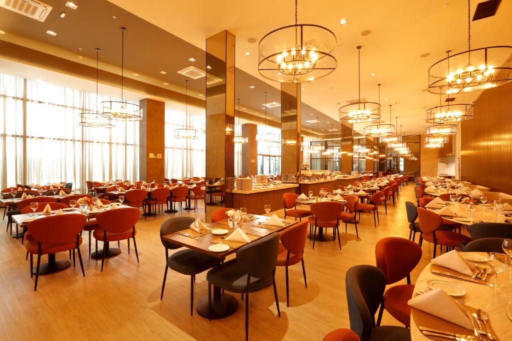 Um restaurante ou outro lugar para comer em Royal Palm Tower Anhanguera