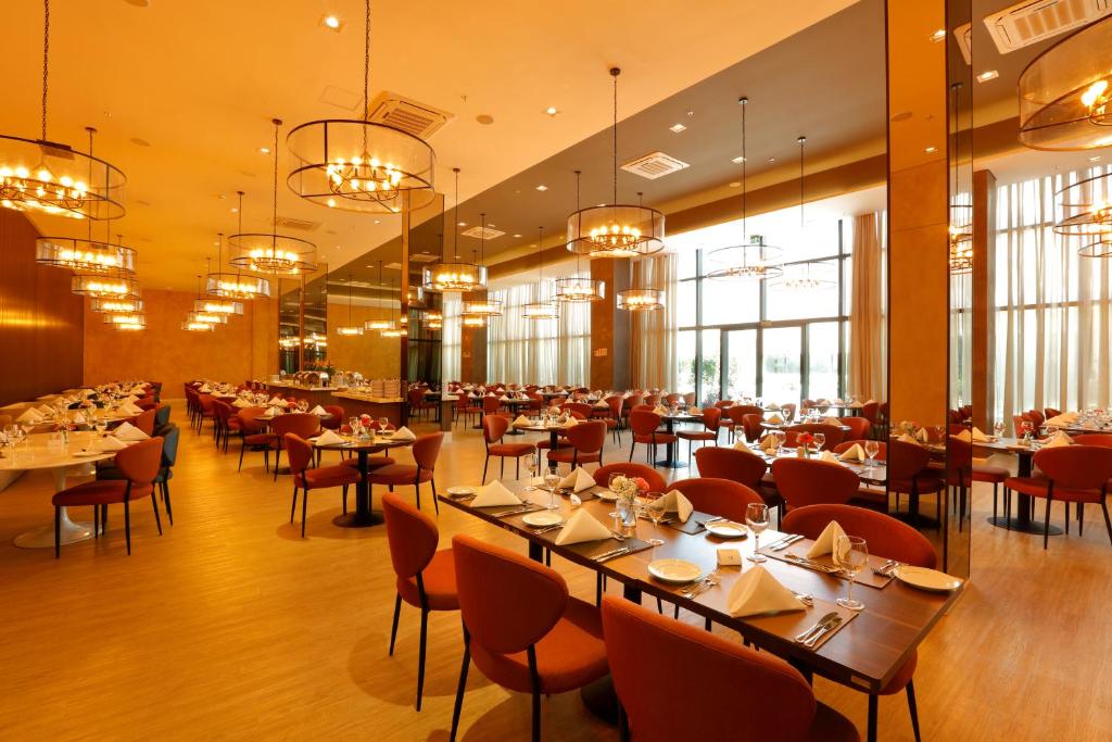 Um restaurante ou outro lugar para comer em Royal Palm Tower Anhanguera