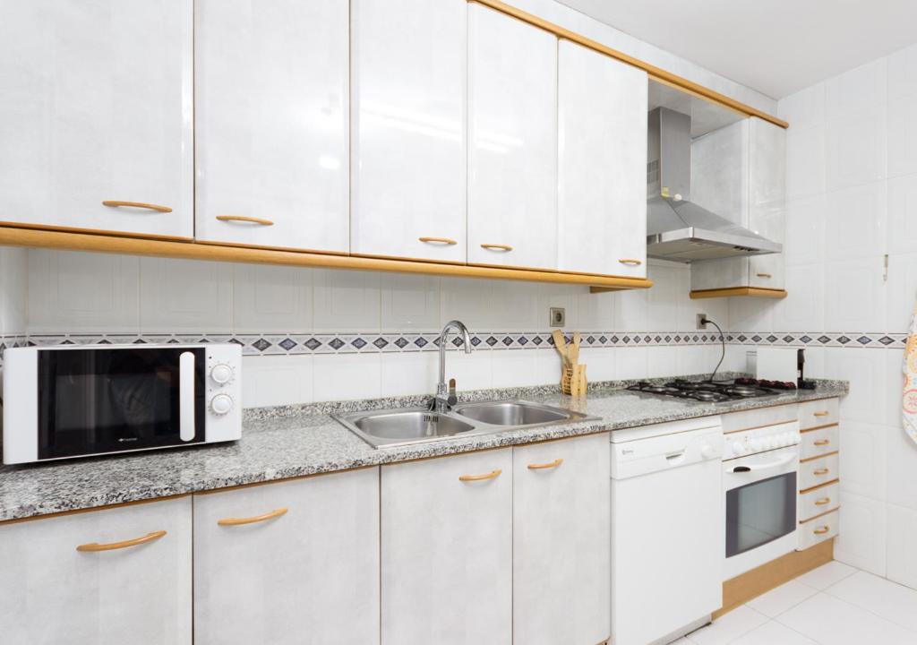Kuchyňa alebo kuchynka v ubytovaní Apartment Rambla Tarragona Free parking