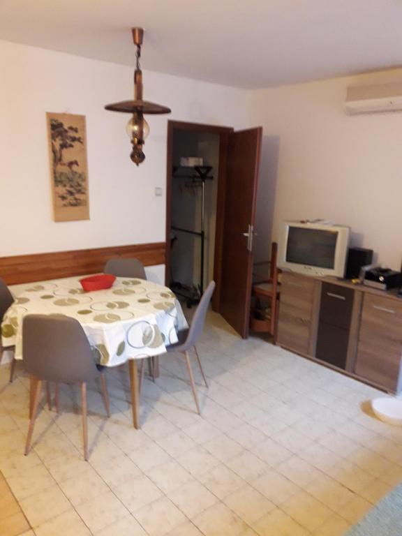Kuchyň nebo kuchyňský kout v ubytování Heart of Vis and Kut area Apartman Romandic
