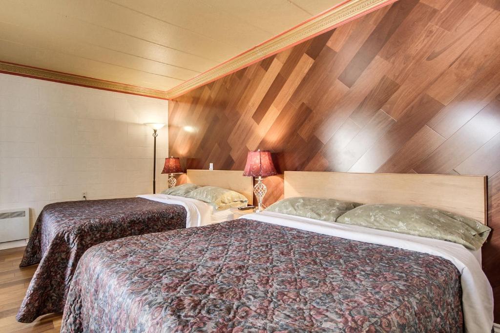 Postel nebo postele na pokoji v ubytování Motel Bellefeuille
