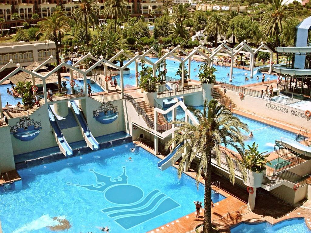 an overhead view of a swimming pool at a resort at G&G Benalbeach Sea Views in Benalmádena