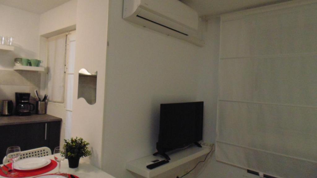 TV a/nebo společenská místnost v ubytování Apartamento Moriones A. A150 m del mar en centro de ciudad