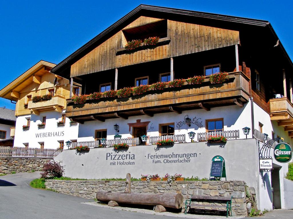 ein großes Gebäude mit nebenstehenden Pflanzen in der Unterkunft Weberstube Weberhaus Zollhaus Zollstöckl in Obertilliach