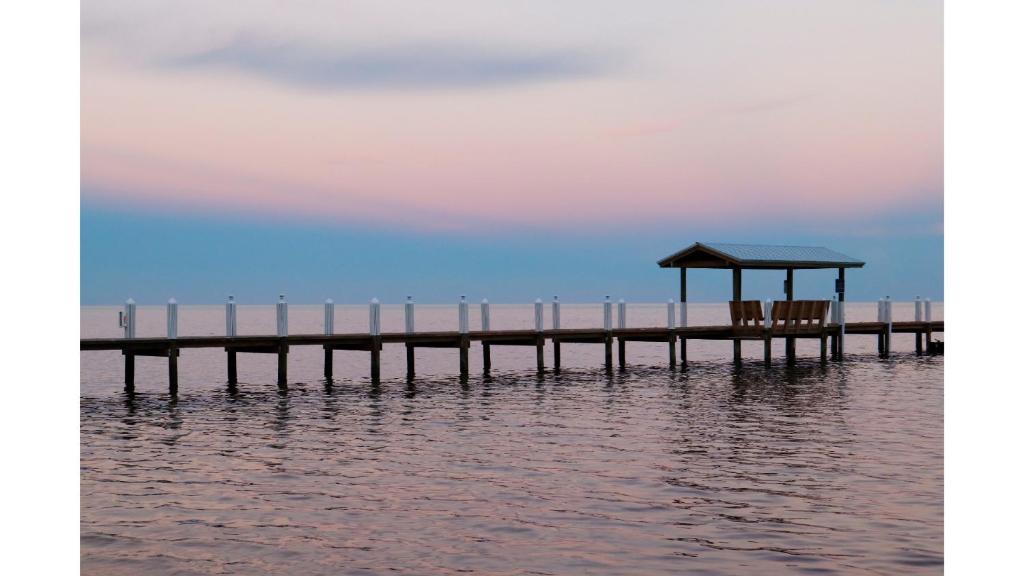 ein Pier mit zwei Stühlen auf dem Wasser in der Unterkunft Cheeca Lodge &amp; Spa in Islamorada