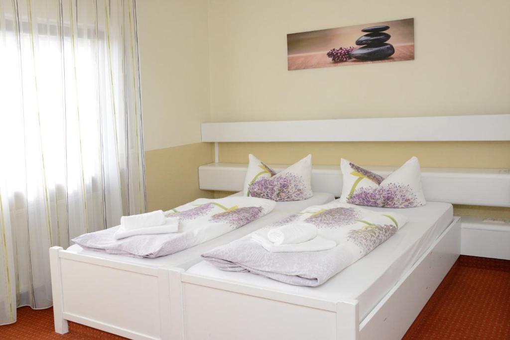 Postel nebo postele na pokoji v ubytování Hotel Bliesbrück