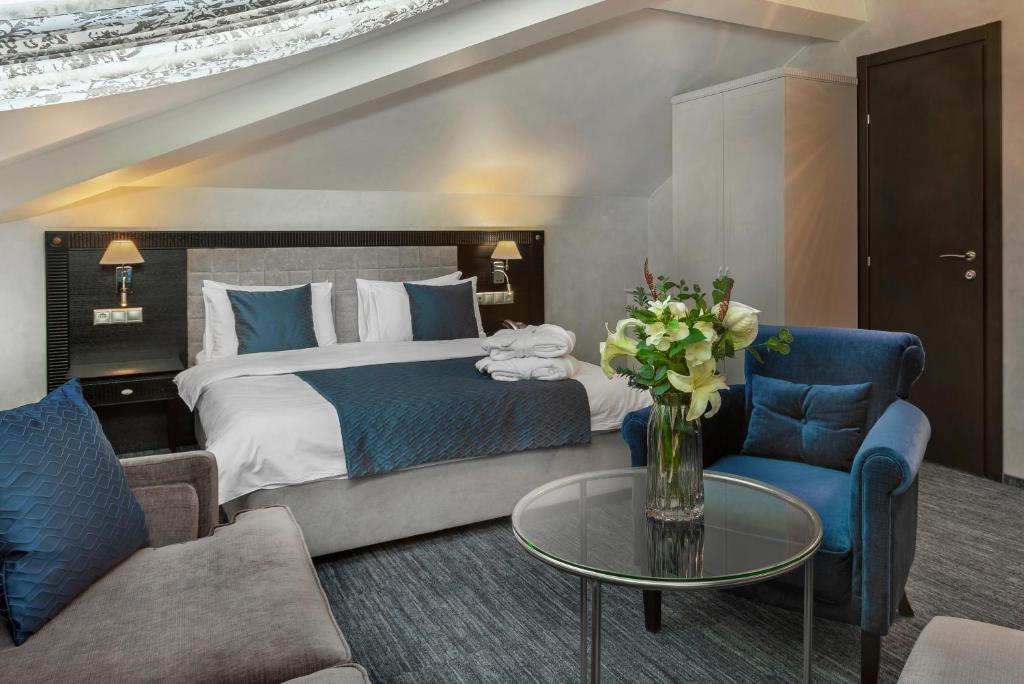 Een bed of bedden in een kamer bij Seasons Boutique Hotel
