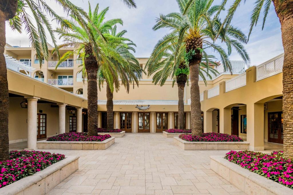 einen Innenhof mit Palmen und Blumen vor einem Gebäude in der Unterkunft Cheeca Lodge &amp; Spa in Islamorada