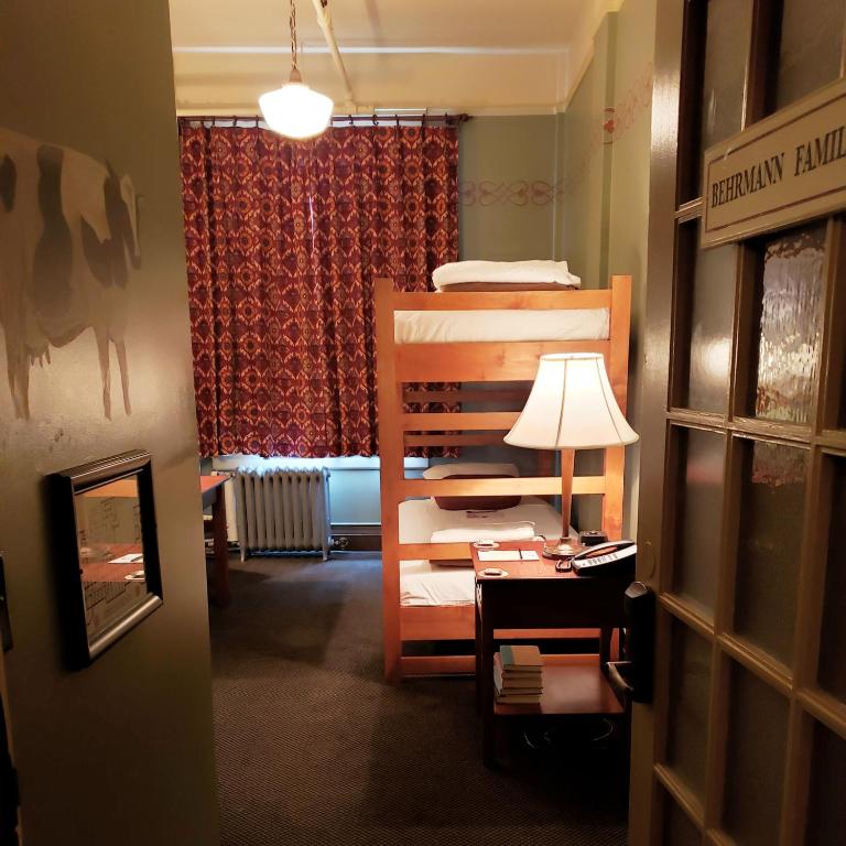 Postel nebo postele na pokoji v ubytování McMenamins Grand Lodge