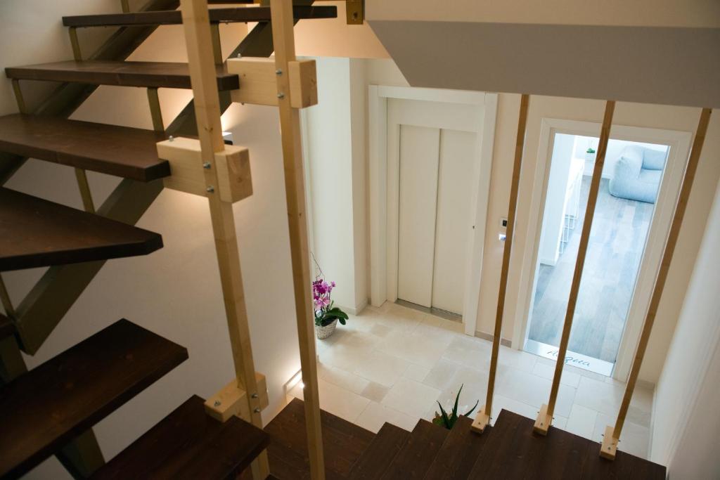 einen Blick über eine Treppe in einem Haus in der Unterkunft Santo Stefano Luxury B&B in Brindisi