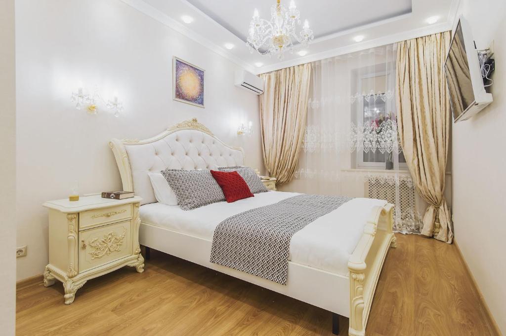 モスクワにあるGMApartments luxury flat New Arbatのベッドルーム(白いベッド1台、窓付)