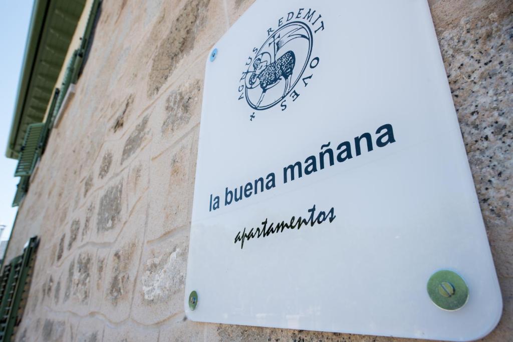 ラ・カブレーラにあるLA BUENA MAÑANAの建物脇の看板