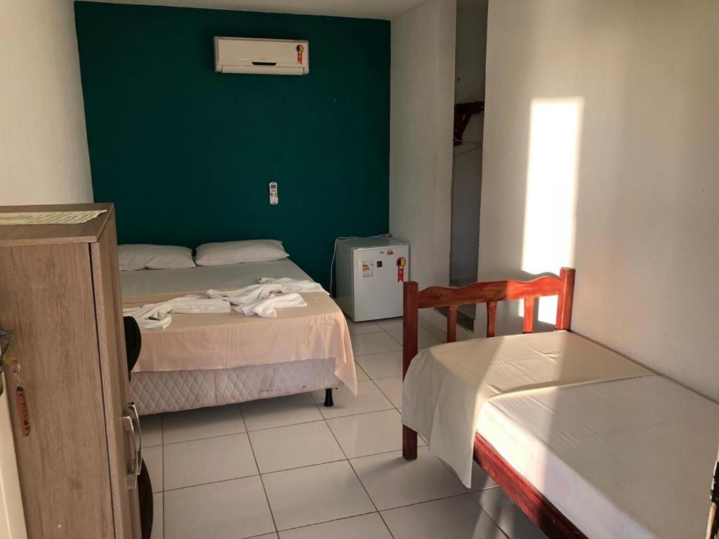Uma cama ou camas num quarto em Pousada Caravelas