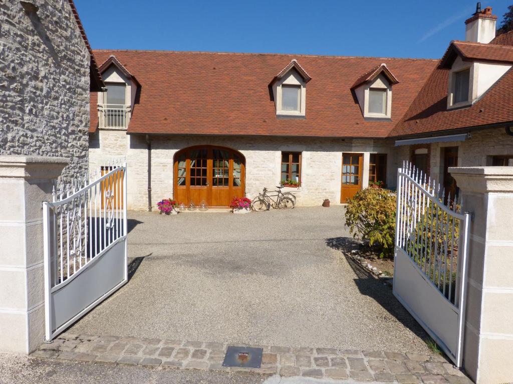 a house with a gate and a driveway at Les Grands Crus - Meursault in Corpeau