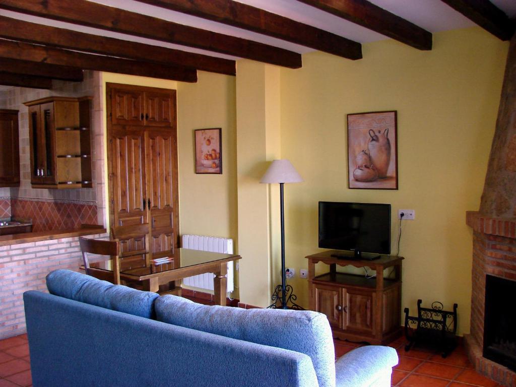 Una televisión o centro de entretenimiento en Apartamentos Sierra de Segura