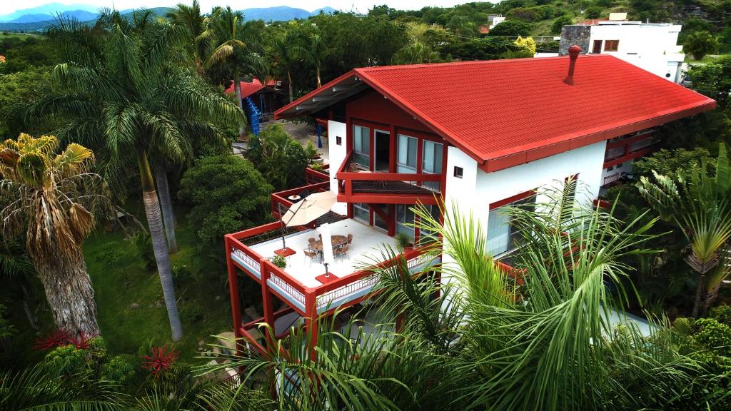 een luchtzicht op een huis met een rood dak bij CASA CHU in Xochitepec