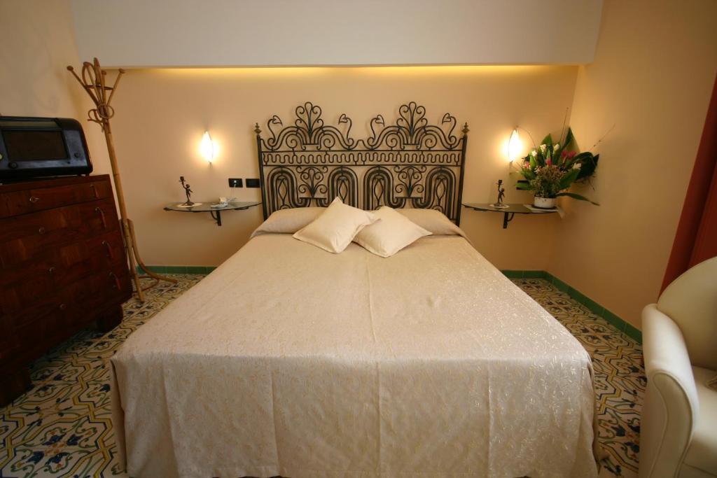 um quarto com uma grande cama branca num quarto em Sorrento Inn Guesthouse em Sorrento