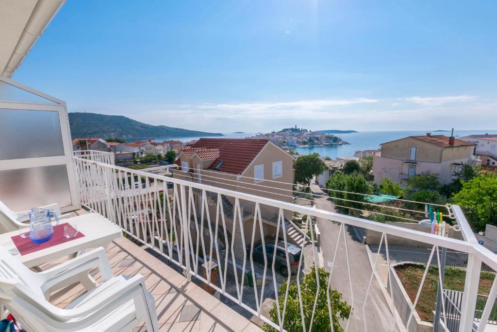 een balkon met uitzicht op de oceaan bij Apartment Nensi in Primošten