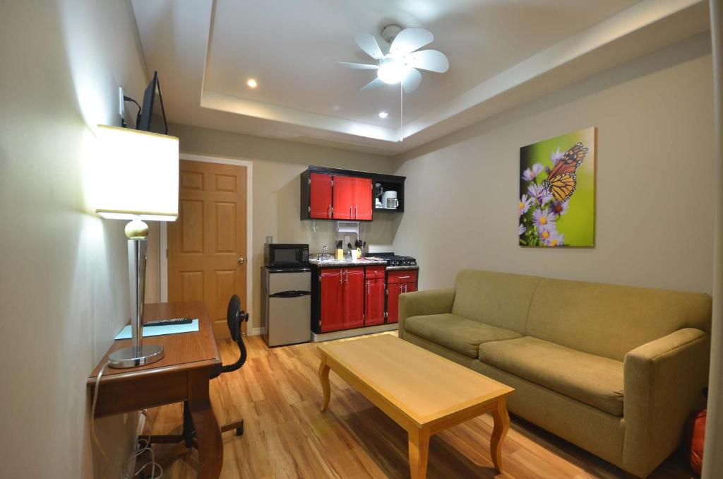 a living room with a couch and a kitchen at Suites del Sol in Tijuana