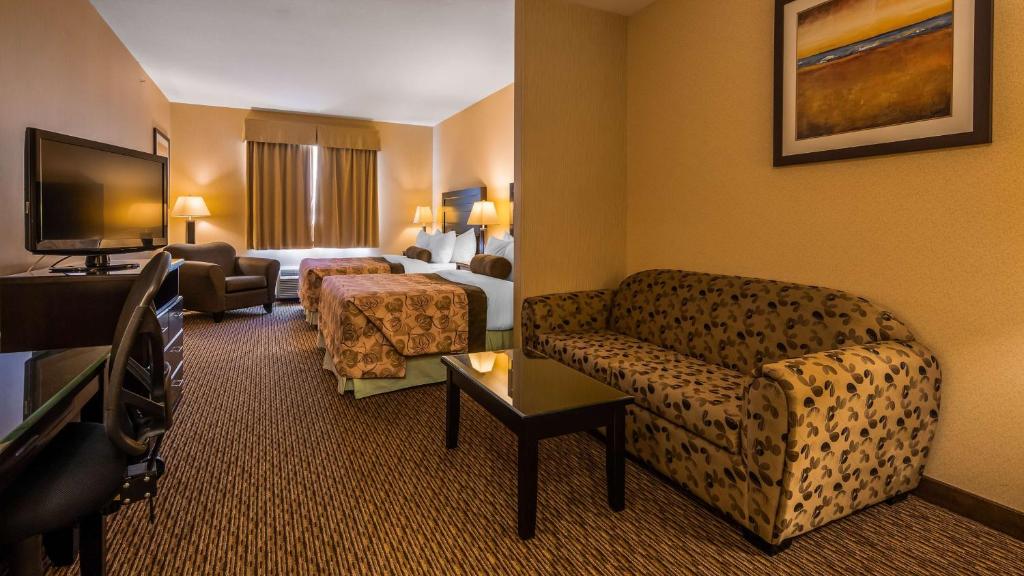 TV a/nebo společenská místnost v ubytování Best Western Plus Estevan Inn & Suites