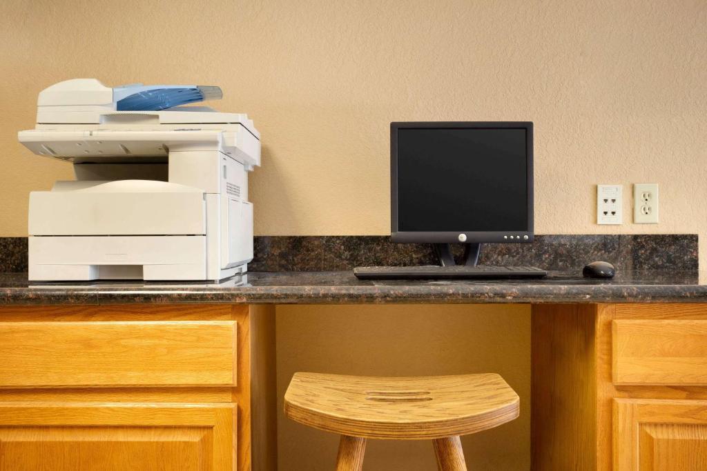 einen Schreibtisch mit einem Drucker und einem Computer darauf in der Unterkunft Travelodge by Wyndham Gillette in Gillette