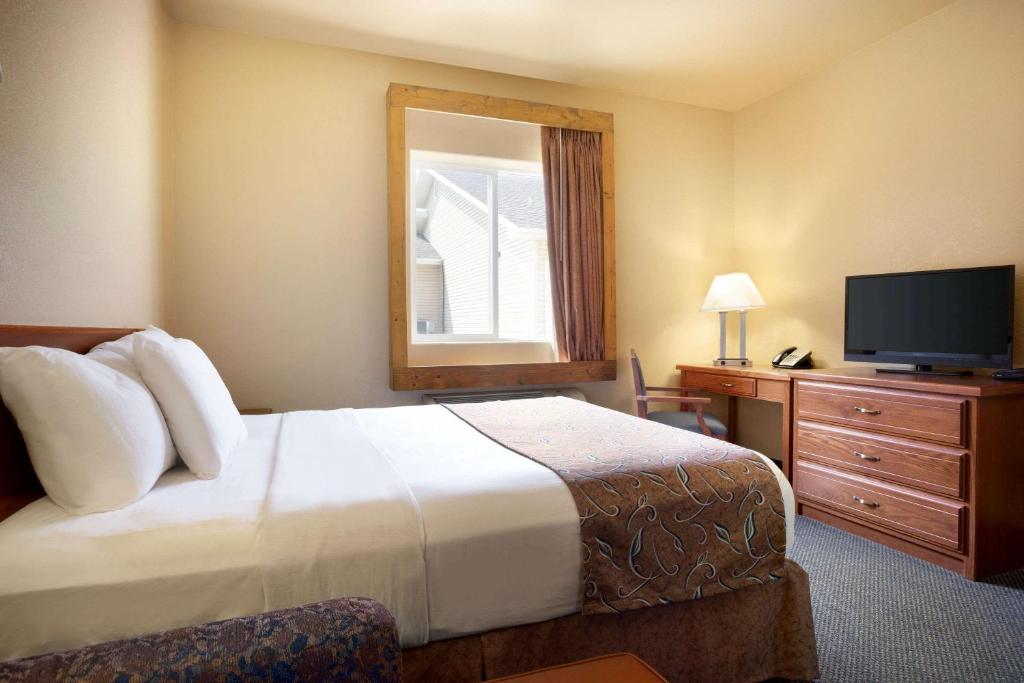 TV a/nebo společenská místnost v ubytování Travelodge by Wyndham Gillette