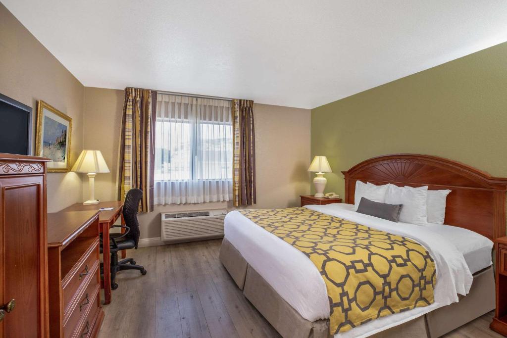 Baymont by Wyndham Tehachapi - Queen Room - Mobility Access/Non-Smoking