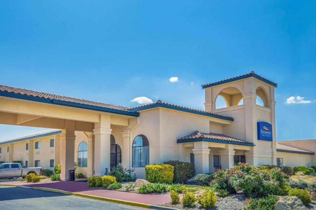 a large building with a car parked in front at Baymont by Wyndham Tehachapi in Tehachapi