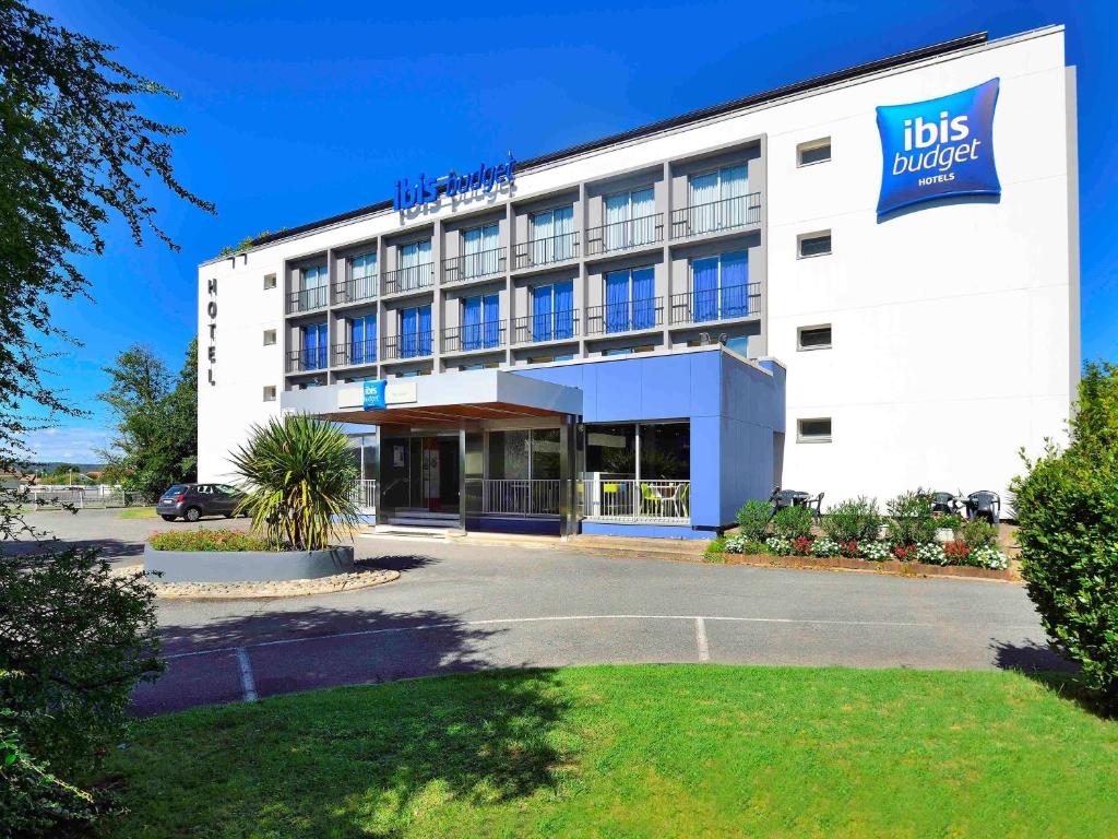 a large white building with aubs budget hotel at ibis budget Pau Lescar in Lescar