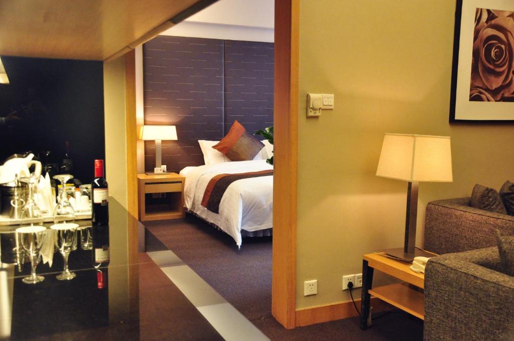 Postel nebo postele na pokoji v ubytování Jianguo Hotel Guangzhou