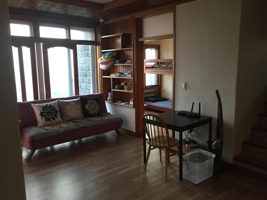 Χώρος καθιστικού στο Jeju Guesthouse
