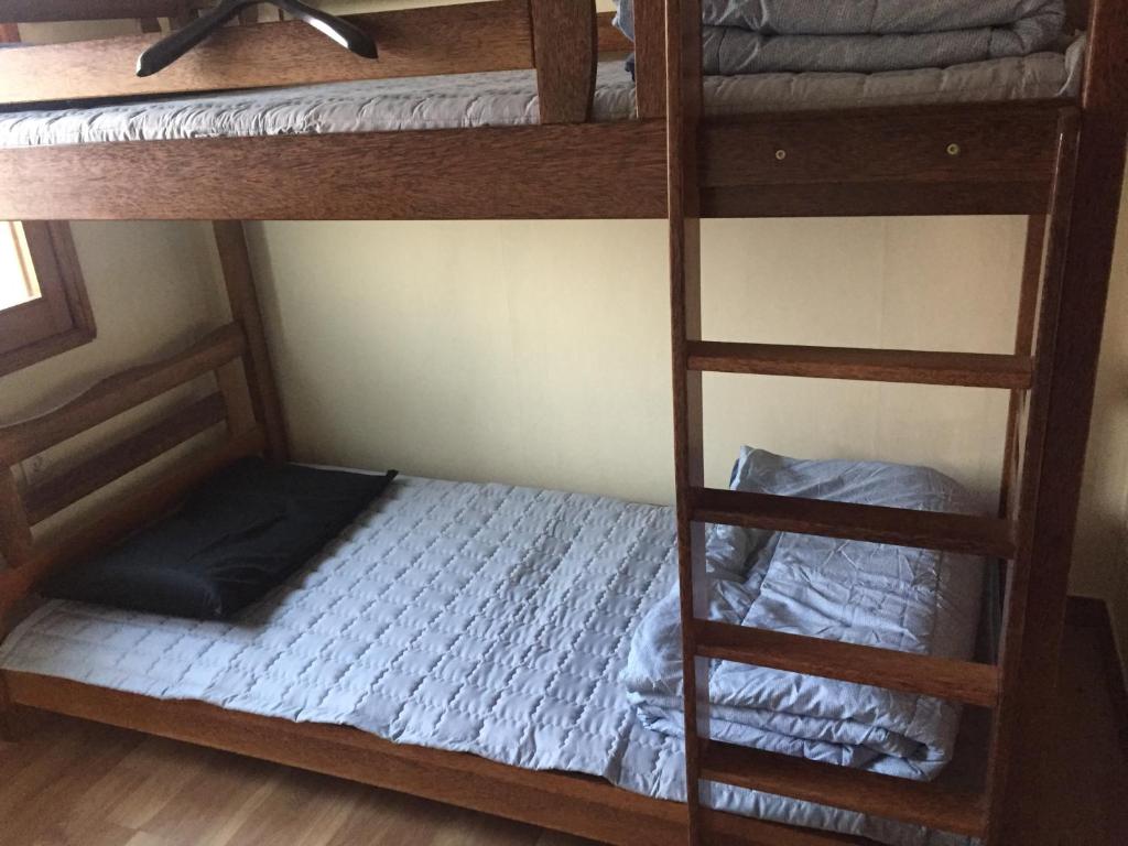 Ένα ή περισσότερα κρεβάτια σε δωμάτιο στο Jeju Guesthouse