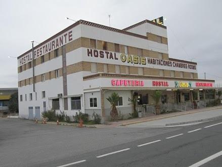 un edificio de oficinas en un hospital en la esquina de una calle en Hostal Oasis en Fraga