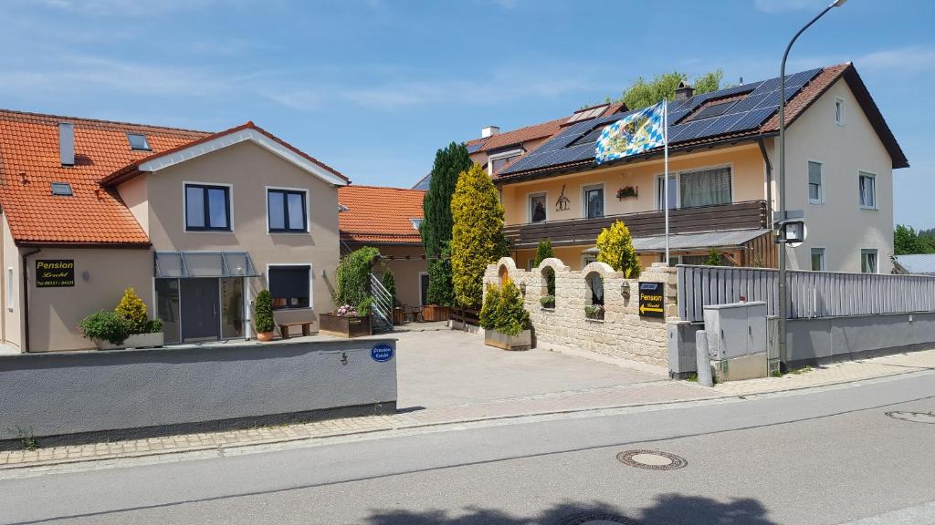 uma fila de casas ao lado de uma rua em Ferienwohnungen Lerchl em Dachau