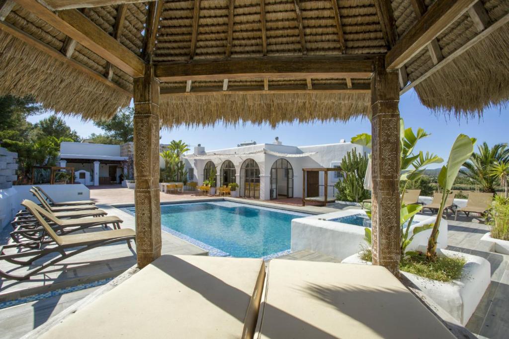 Sundlaugin á Villa Savines is a luxury villa close to Ibiza Town and Playa Den Bossa eða í nágrenninu