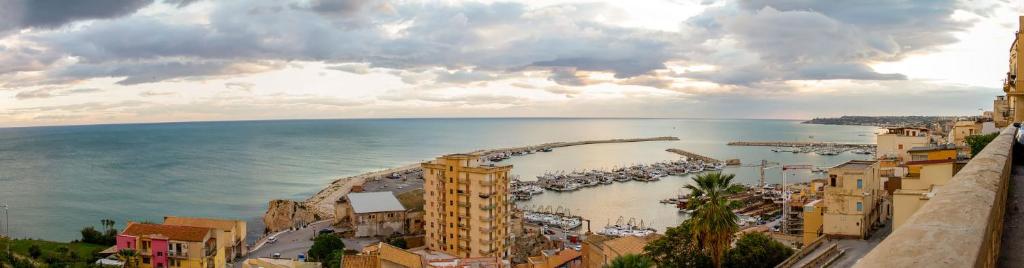 シャッカにあるLe Casette di Vitaの建物と海を望むビーチの景色を望めます。
